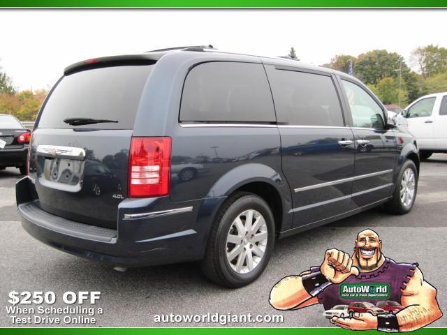 2008 Chrysler Town and Country SLT 25