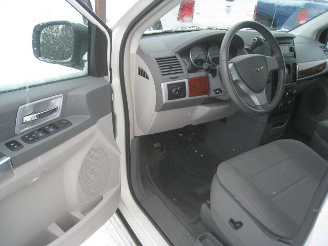 2008 Chrysler Town and Country Styleside 6.5 Box XL