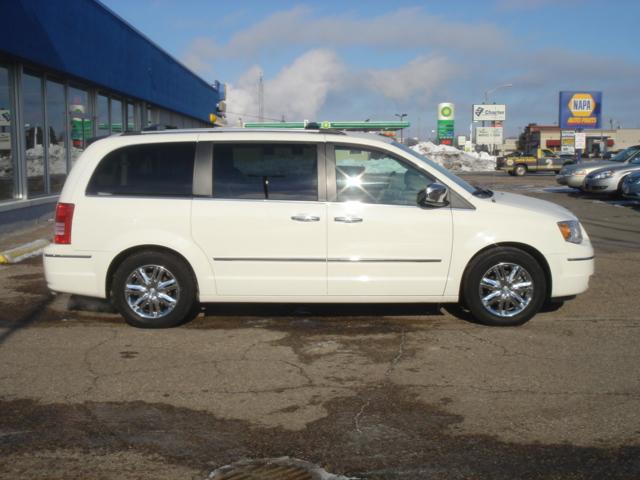 2009 Chrysler Town and Country SLT 25