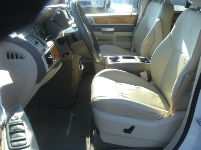 2009 Chrysler Town and Country SLT 25