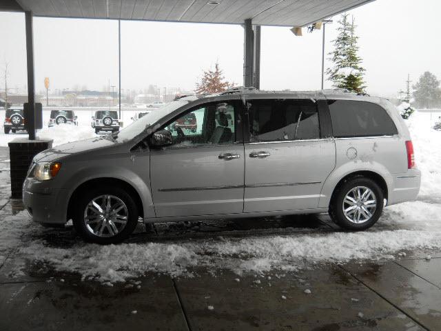 2009 Chrysler Town and Country Unknown