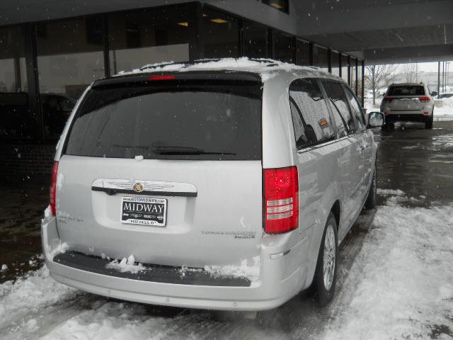 2009 Chrysler Town and Country Unknown