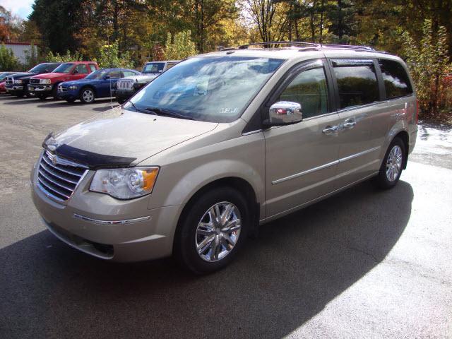 2009 Chrysler Town and Country SLT 25