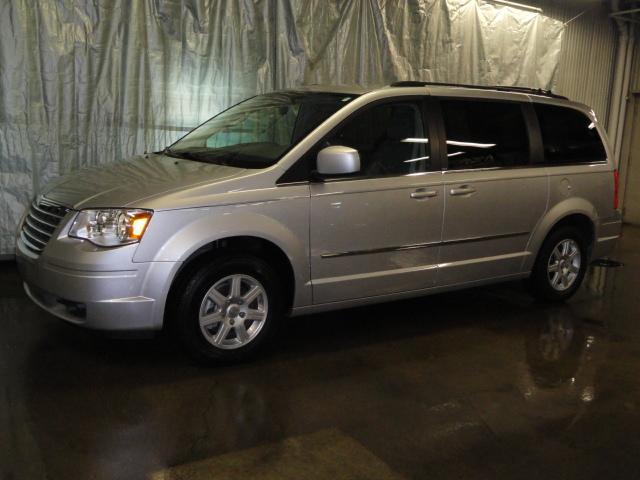 2010 Chrysler Town and Country EX GAS Saverlooks Greathybrid Hatchback