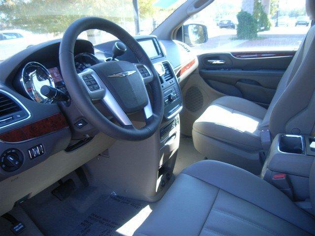 2012 Chrysler Town and Country Limited NAV 4X4