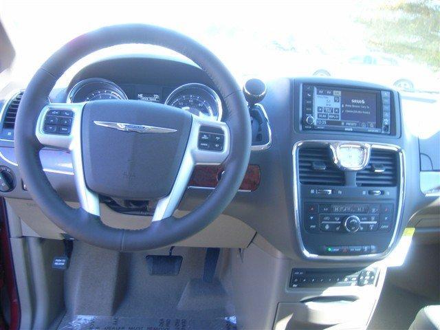 2012 Chrysler Town and Country Limited NAV 4X4