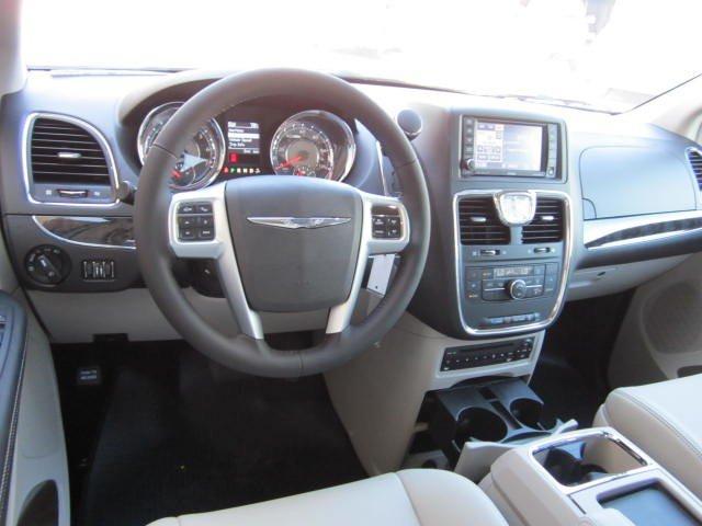 2012 Chrysler Town and Country Limited NAV 4X4