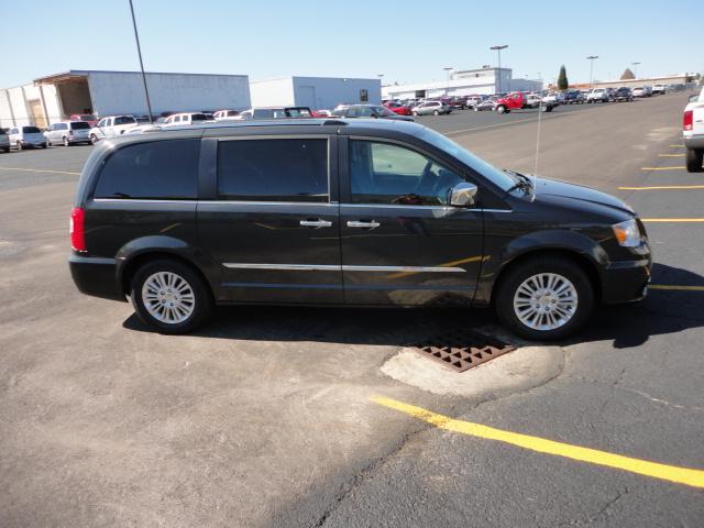 2012 Chrysler Town and Country SLT 25