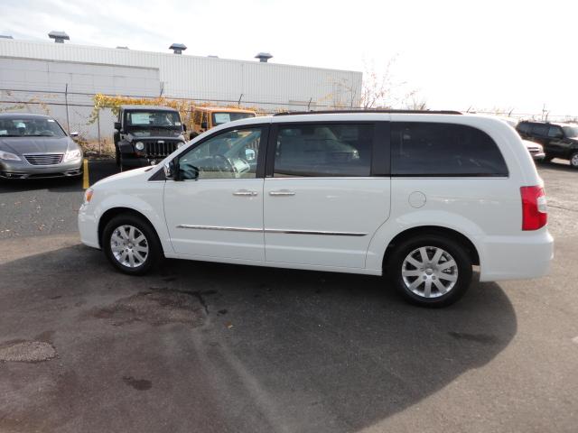 2012 Chrysler Town and Country Limited NAV 4X4