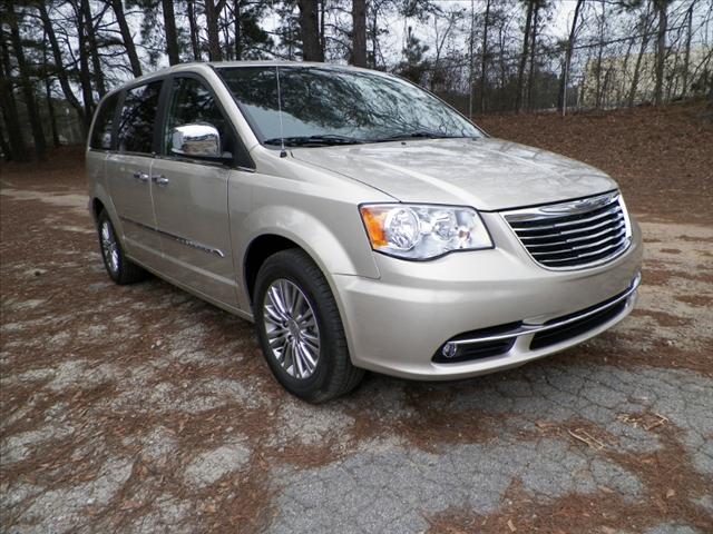 2013 Chrysler Town and Country Limited NAV 4X4