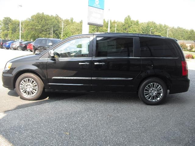 2013 Chrysler Town and Country Limited NAV 4X4