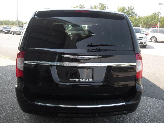 2013 Chrysler Town and Country Limited NAV 4X4