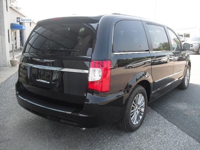 2013 Chrysler Town and Country Limited NAV 4X4