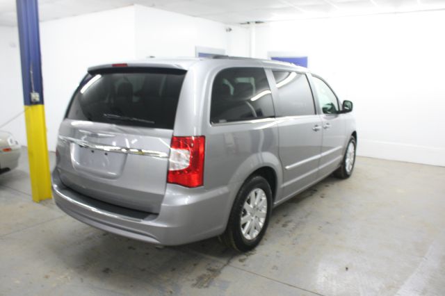 2014 Chrysler Town and Country 750li Xdrive 1-ownerawdnavigation Sedan