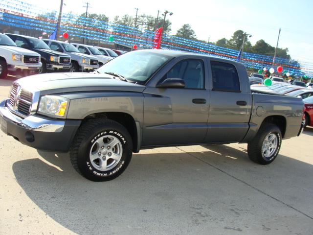 2005 Dodge Dakota 2WD Crew Cab 143.5