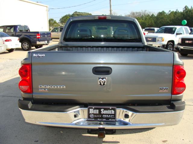 2005 Dodge Dakota 2WD Crew Cab 143.5