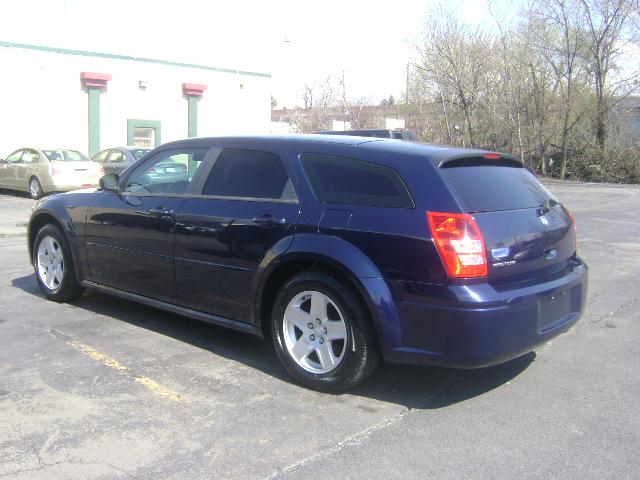 2005 Dodge Magnum SE