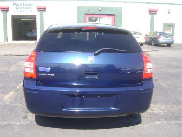 2005 Dodge Magnum SE