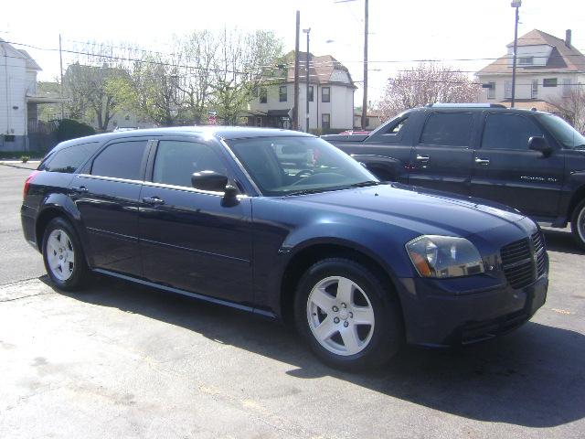 2005 Dodge Magnum SE