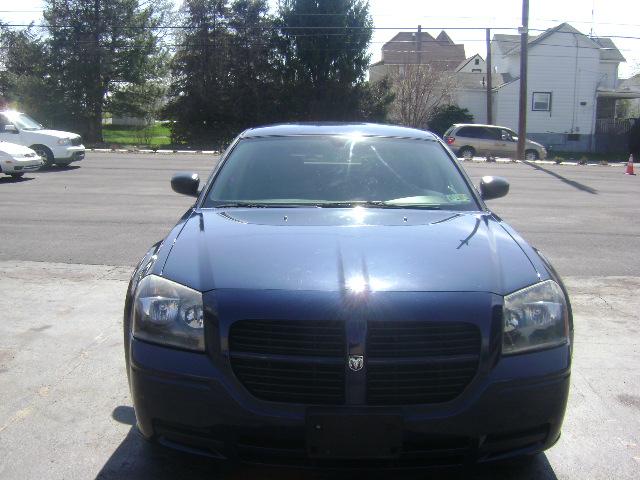 2005 Dodge Magnum SE