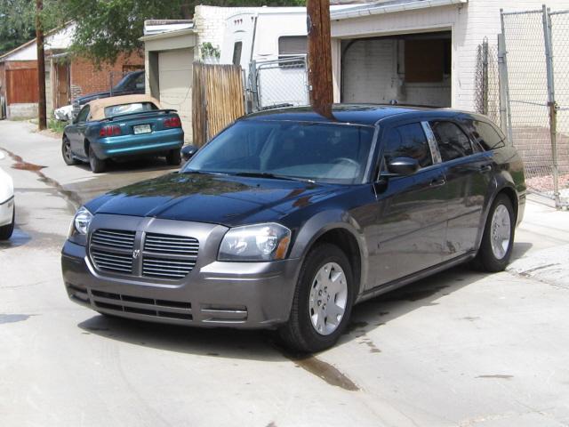 2005 Dodge Magnum SE