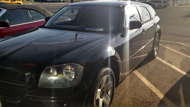 2005 Dodge Magnum SE