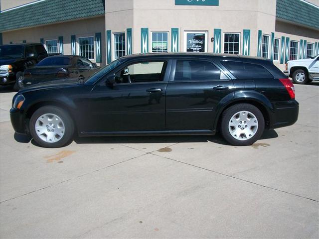 2005 Dodge Magnum SE