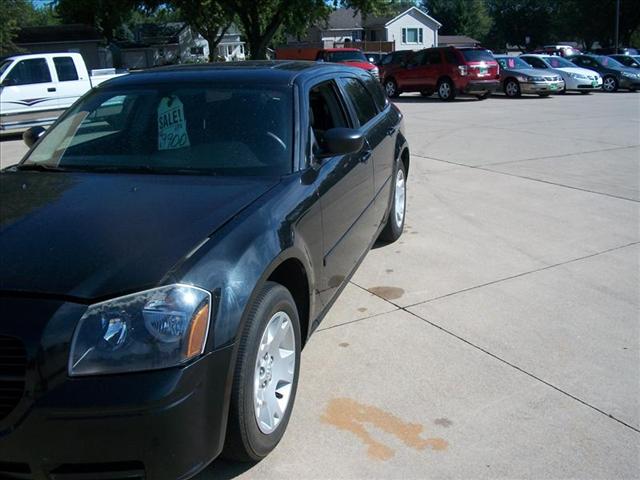 2005 Dodge Magnum SE