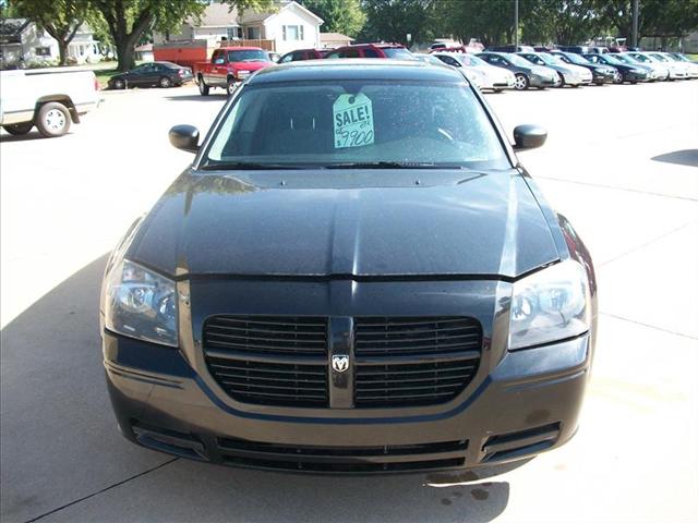 2005 Dodge Magnum SE