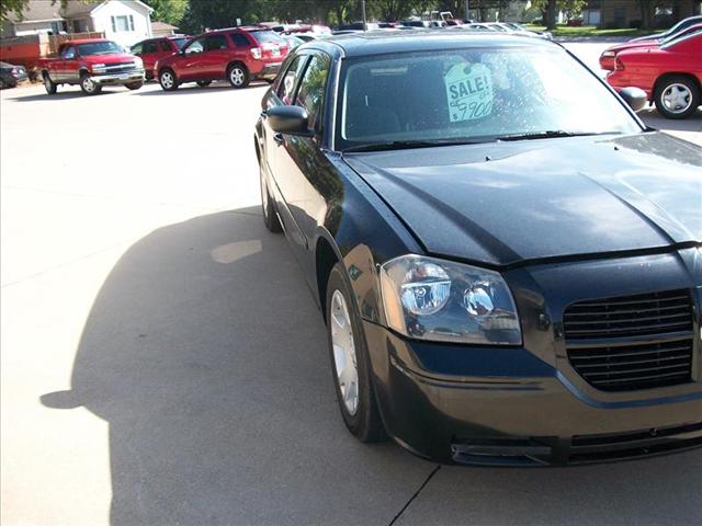 2005 Dodge Magnum SE