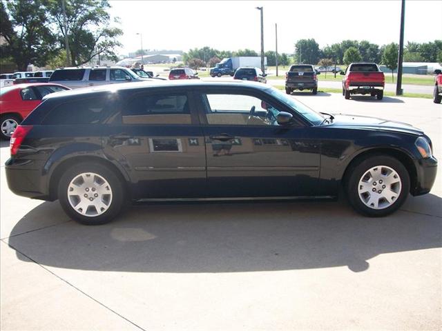 2005 Dodge Magnum SE