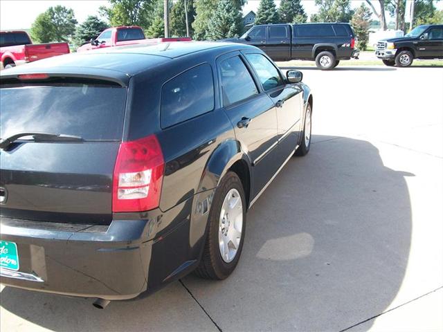 2005 Dodge Magnum SE