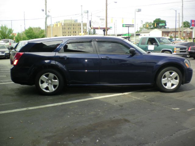 2005 Dodge Magnum SE