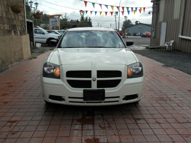 2005 Dodge Magnum SE