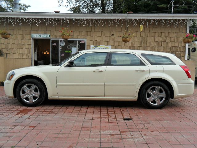 2005 Dodge Magnum SE