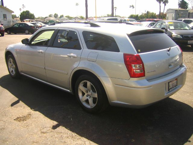 2005 Dodge Magnum SE