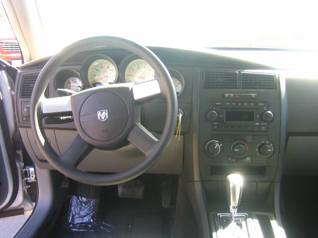 2005 Dodge Magnum SE