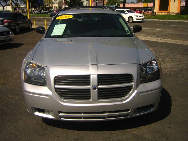 2005 Dodge Magnum SE