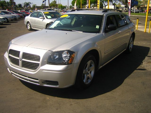 2005 Dodge Magnum SE