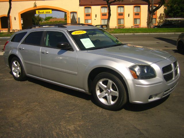 2005 Dodge Magnum SE