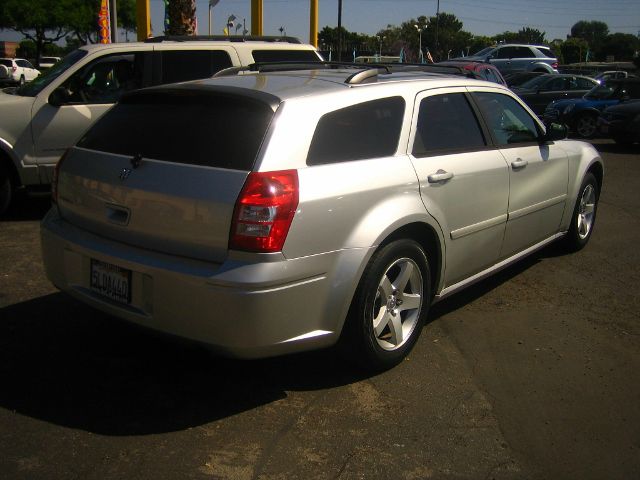 2005 Dodge Magnum SE