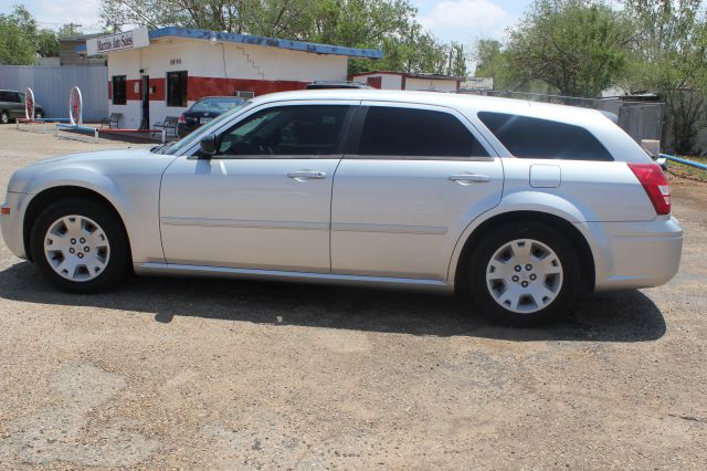 2005 Dodge Magnum SE