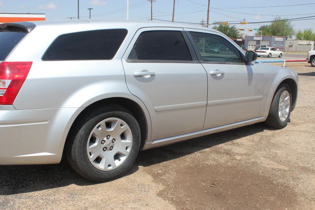 2005 Dodge Magnum SE