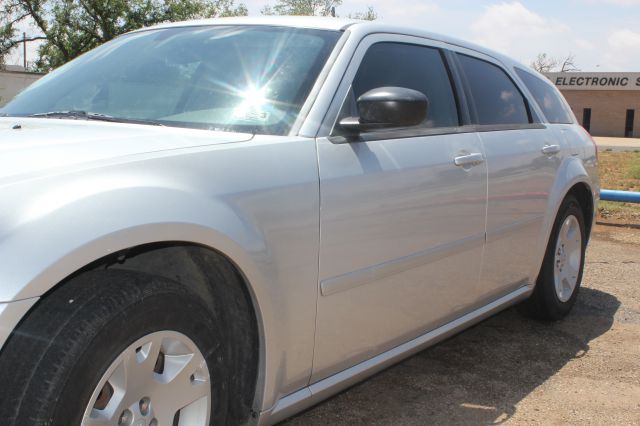 2005 Dodge Magnum SE