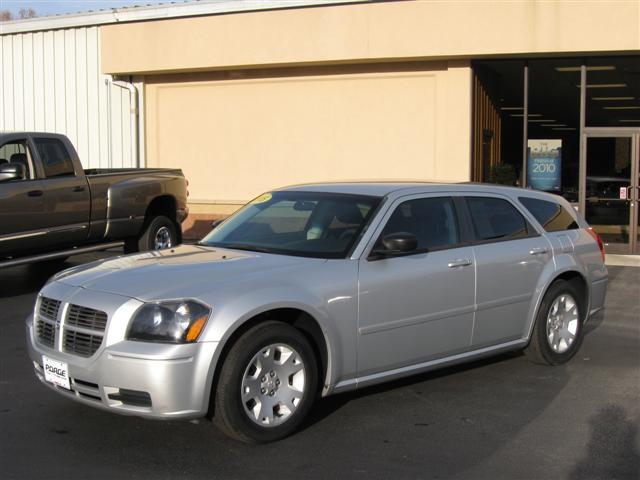 2005 Dodge Magnum SE