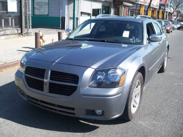 2005 Dodge Magnum SE