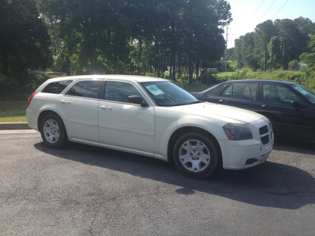 2005 Dodge Magnum SE