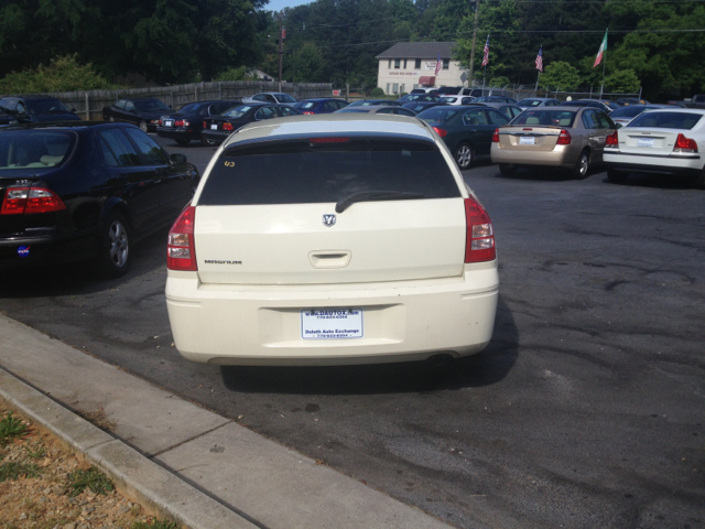 2005 Dodge Magnum SE