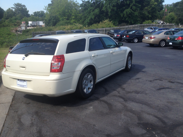 2005 Dodge Magnum SE