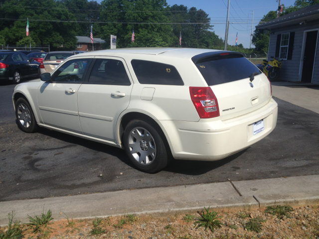 2005 Dodge Magnum SE